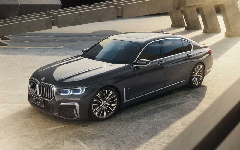 BMW 7 Series (2023) с водителем в Дубае