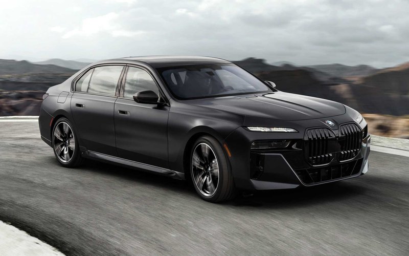 BMW 7 Series (2025) с водителем в Дубае